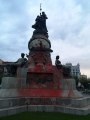 Pintan de rojo el monumento a Colón en Valladolid