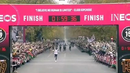 Kenyalı atlet Eliud Kipchoge, maratonu iki saatin altında koşan ilk sporcu olarak tarihe geçti