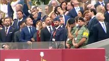 Un paracaidista se queda enganchado a una farola en el desfile del Día de la Hispanidad