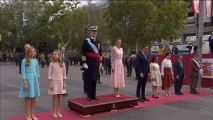 Llegada de los Reyes y sus hijas al desfile del Día de la Fiesta Nacional