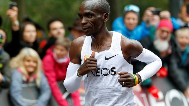 El extraterrestre Kipchoge corre el maratón en menos de dos horas