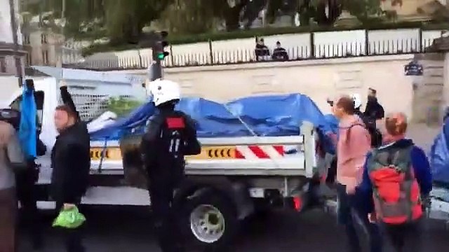 Plusieurs centaines de militants du mouvement écologiste Extinction Rebellion bloquent la circulation tout autour de l'Assemblée nationale