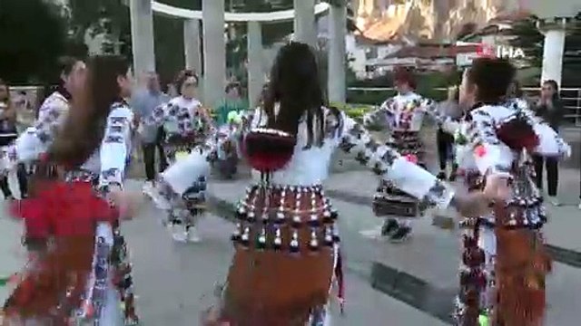 İspanyol dansçılar 'Erik Dalı' eşliğinde dans etmişti; halk oyunları ekibi de 'El Matadore'la 'Koçari' oynadı