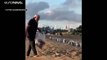 شاهد: رئيس وزراء الهند حافي القدمين يجمع القمامة من شاطىء ضمن خطة لوقف تداول البلاستيك في 2020