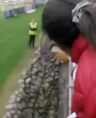 Cette supportrice s'assomme en sautant sur le terrain de Football !