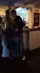 Incroyable ! Il tombe en voulant s'accouder au bar !