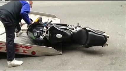 La fourrière emporte une moto.. en la traînant au sol !