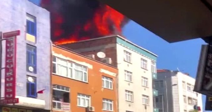 Bağcılar'da bir apartmanın çatısı alev alev yandı