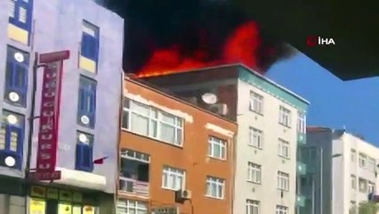 Bağcılar’da binanın çatısı alev alev yandı