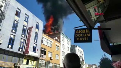 Bağcılar'da binanın çatısı alev alev yandı