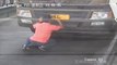 Ce routier dessine sa plaque d'immatriculation au pinceau