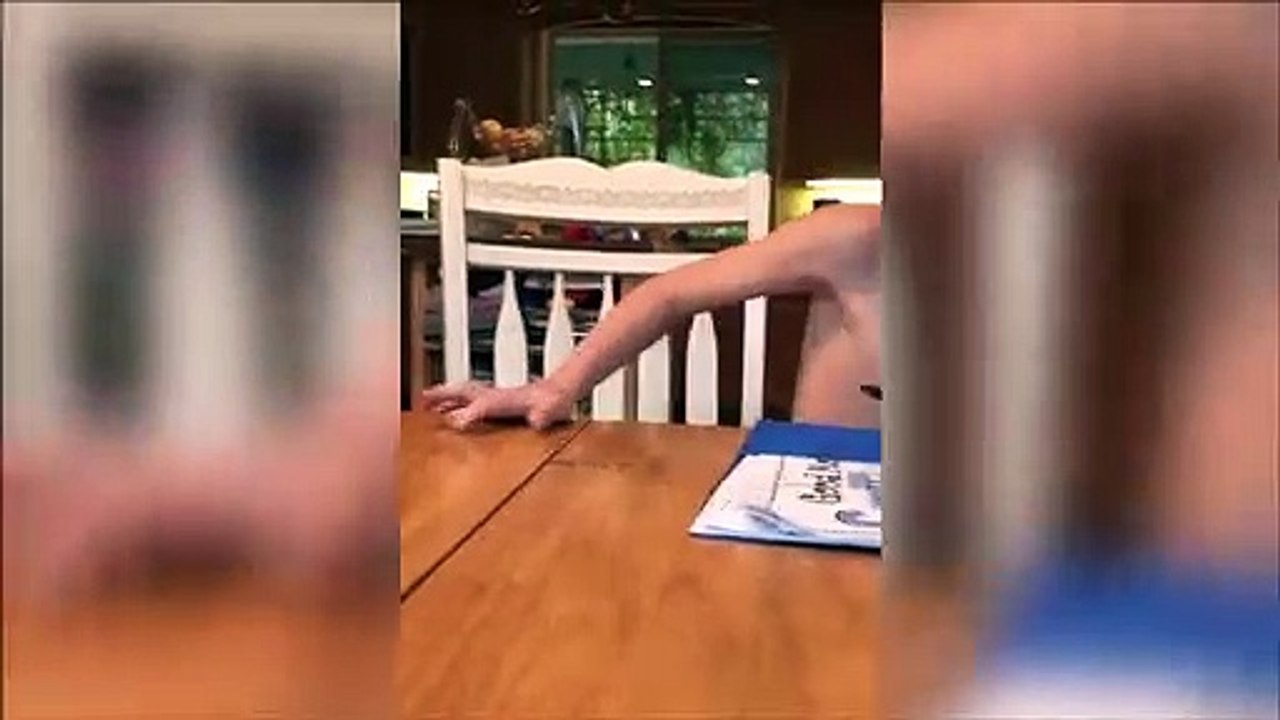 Cet enfant a fait une grosse bêtise avec le marqueur indélébile...