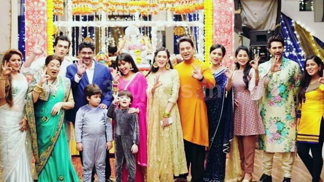 Sunny Leone Wins Icon and Hina Khan Wins Personality of the Year GOLD Awards 2019