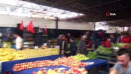 Kütahya'da pazar tezgahları Türk bayrakları ile süslendi