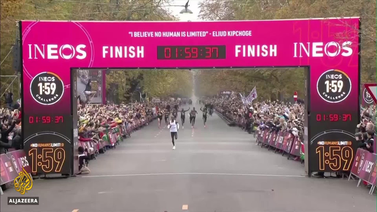 Kenya's Eliud Kipchoge finishes marathon in les...