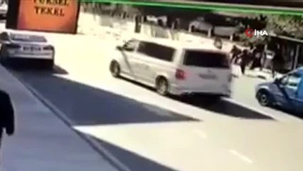 Pendik'te otomobilin durakta bekleyen yayaların arasına daldığı anlar kamerada