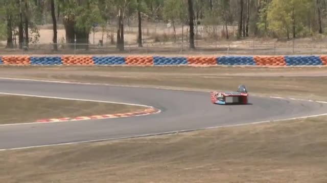 Éxito de la carrera de coches solares por el desierto australiano