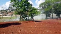 Bombeiros combatem incêndio ambiental no Bairro Morumbi