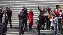 기후변화 '투사' 변신 81세 제인 폰다...美의회 앞 시위 체포 / YTN