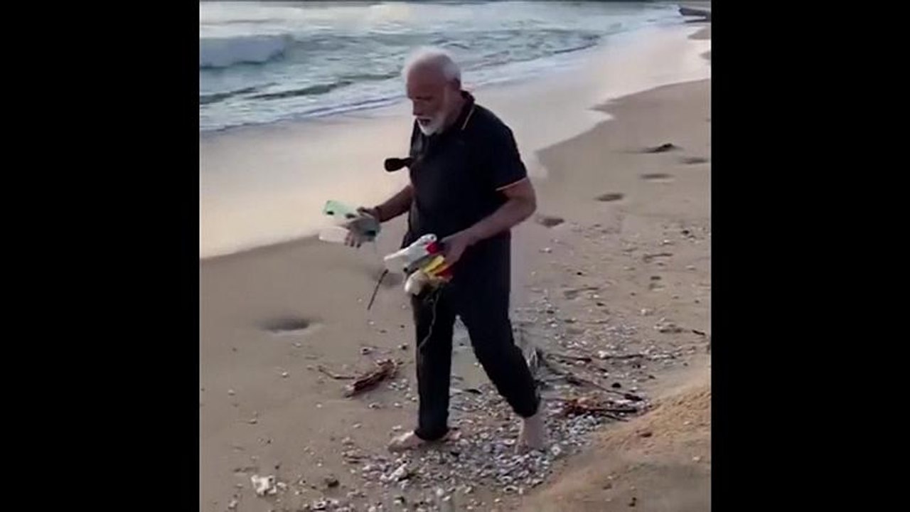 Indischer präsident modi beim müllsammeln am strand