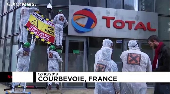 Des militants d'Attac repeignent en noir le siège de Total