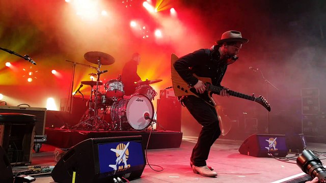 Dirty Deep met l'ambiance sous le chapiteau avec du blues-rock