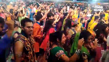 गुजराती और बॉलीवुड गीतों के बीच खनके डांडिए