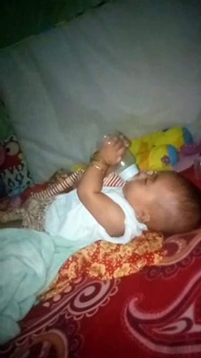 BAYi Minum susu