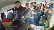 Así asaltan a mano armada este microbús en México y amenazan al conductor
