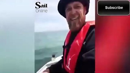 Calamar baña en tinta negra la cara del pescador que intenta atraparlo