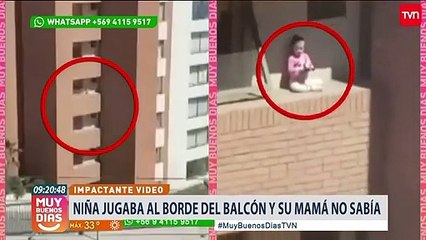 La niña que jugaba con un peluche al borde de un balcón en un quinto piso