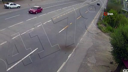 Trafik kazası mobese kamerasına yansıdı