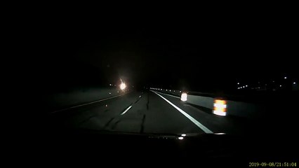 Un conducteur percute un canapé en pleine nuit sur l'autoroute