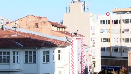 5 katlı binanın çatısında tedbir almadan çalıştı