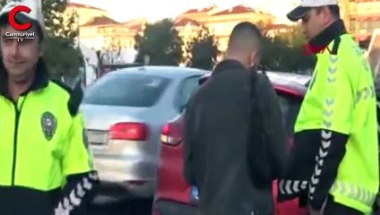 Kaza yaptı, otomobilinin parçalarını yoldan topladı