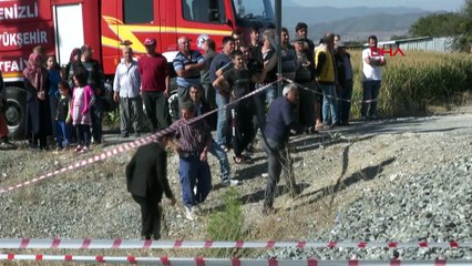 Yolcu treni otomobile çarptı: 2 ölü, 1 yaralı