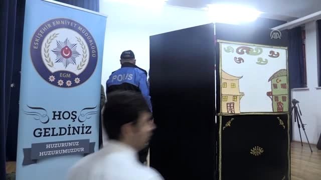 Polis Hacivat ve Karagöz le çocuklara güvenliği öğretiyor