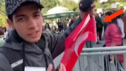 Eline Türk bayrağını aldı, tek başına eylem yaptı