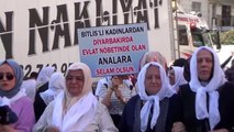 Bitlis'ten gelen 'Beyaz tülbentli' kadınlardan evlat nöbetindeki ailelere destek ziyareti