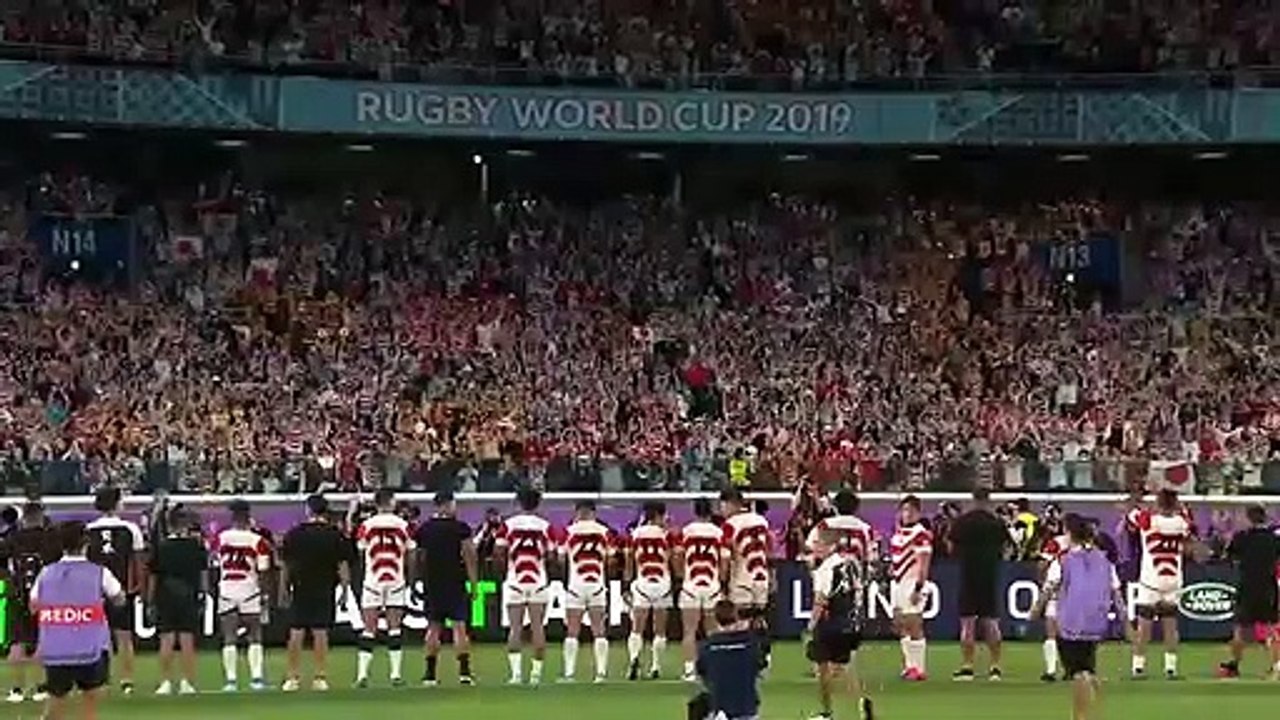Japan players bow to fans after creating Rugby...