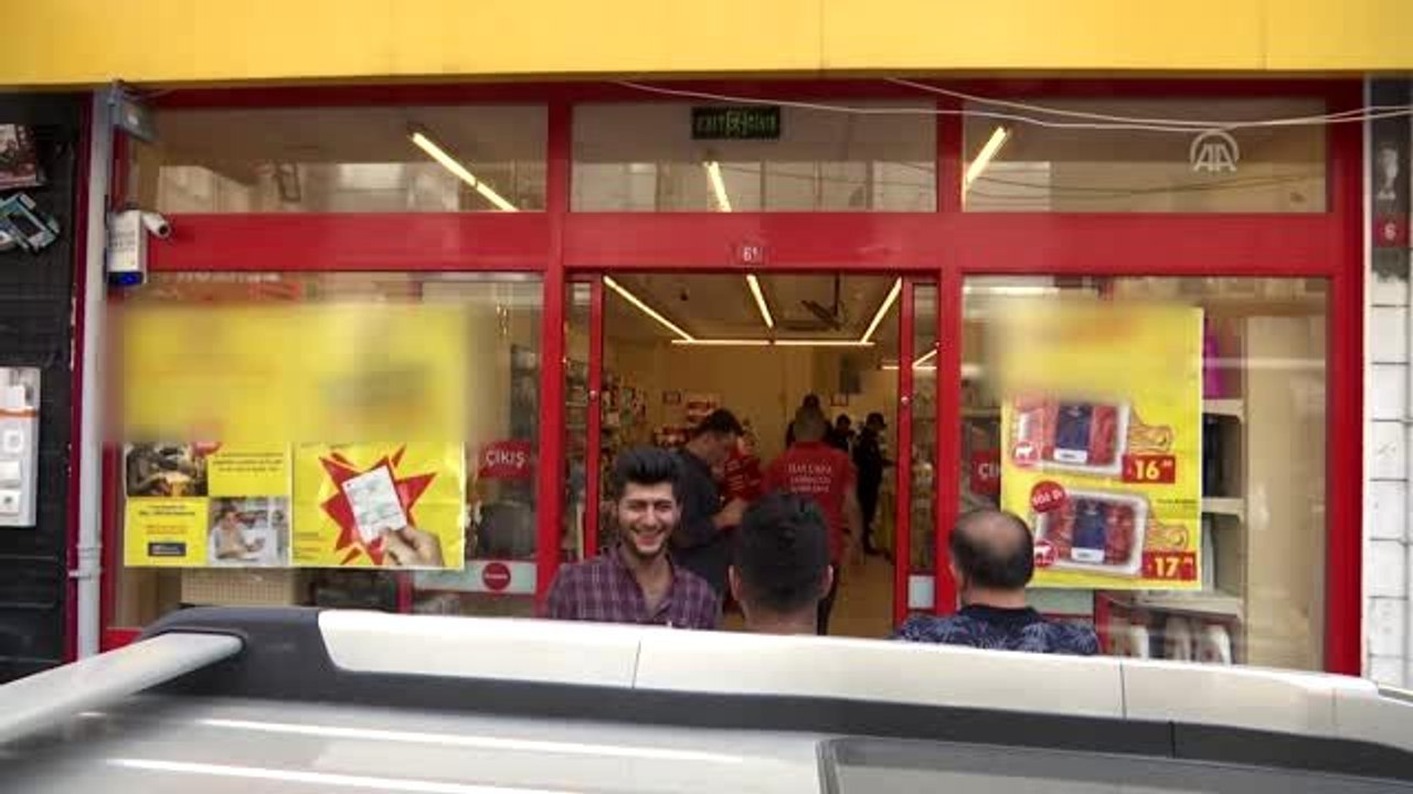 Fatih'te bir kişi kendisini marketin tuvaletine kilitledi