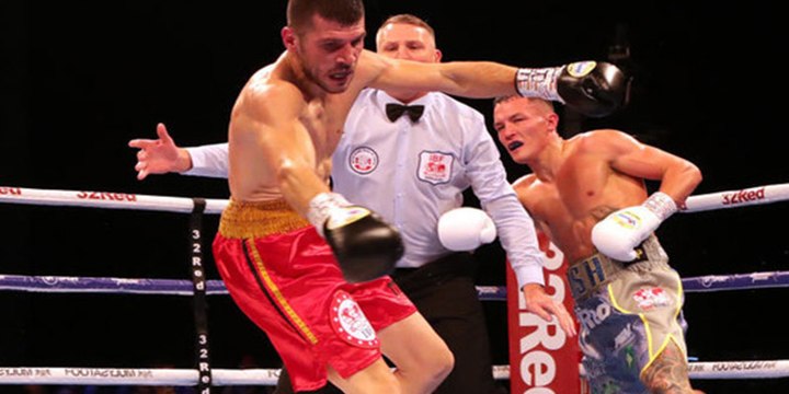 Este boxeador desorientado da vueltas por el cuadrilátero después de recibir una lluvia de golpes