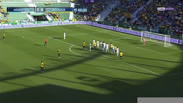 Amical : Le coup franc improbable de Mena