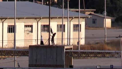 Tel Abyad'daki gümrük kapısına SMO bayrağı çekildi (2)