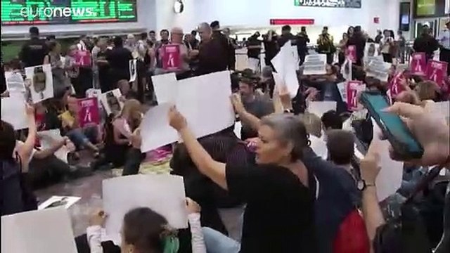 Protesters at Barcelona station demand release of jailed Catalan leaders