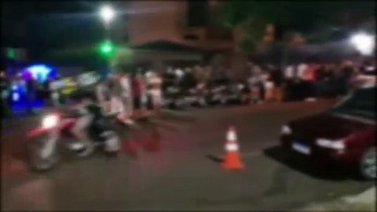 Vídeo mostra motos empinando e confusão na Rua Paraná