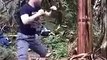 Ce maître en arts martiaux détruit un arbre à coups de tibia