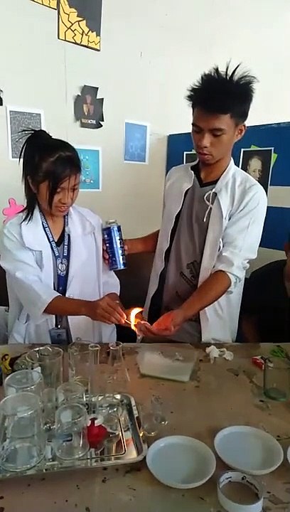 Grosse frayeur pour ces élèves qui s'amusent avec une flamme en cours de chimie