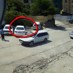 Ce conducteur va sortir pile au bon moment de son véhicule et échapper au pire