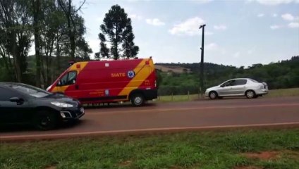 Dois são socorristas após colisão entre carro e moto na PR-180